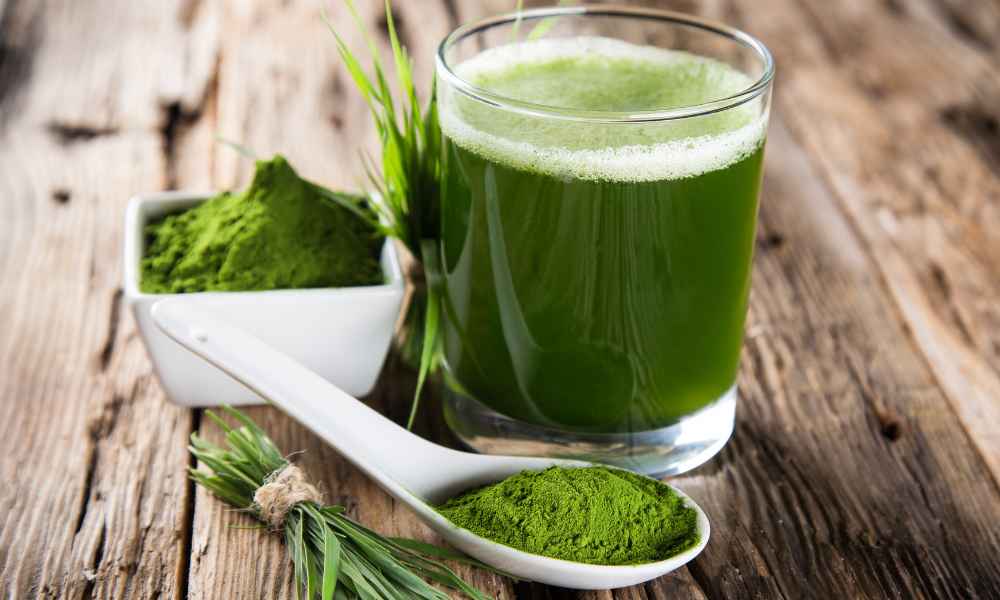 green juice powder in glass.