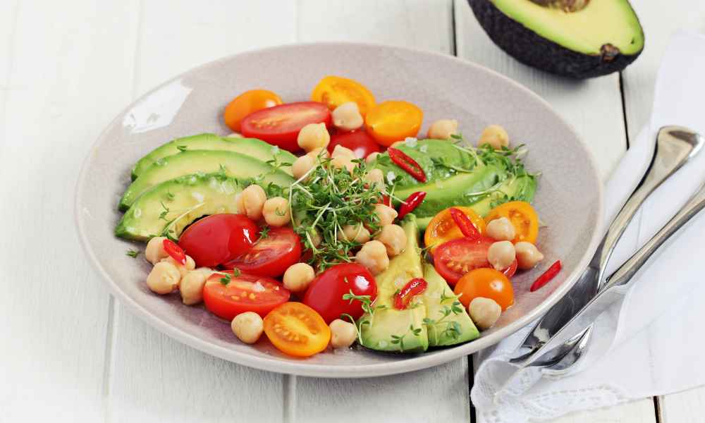 Avocado and chickpeas salad dish.