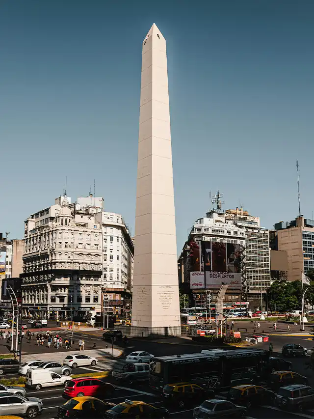 a tall white tower in Obelisco de Buenos Aires